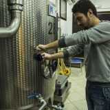 La prima tappa del nostro viaggio � l�oleificio cooperativo, dove incontriamo Vincenzo che ci fa assaggiare dell�olio extravergine dopo averlo �distillato� da una cisterna